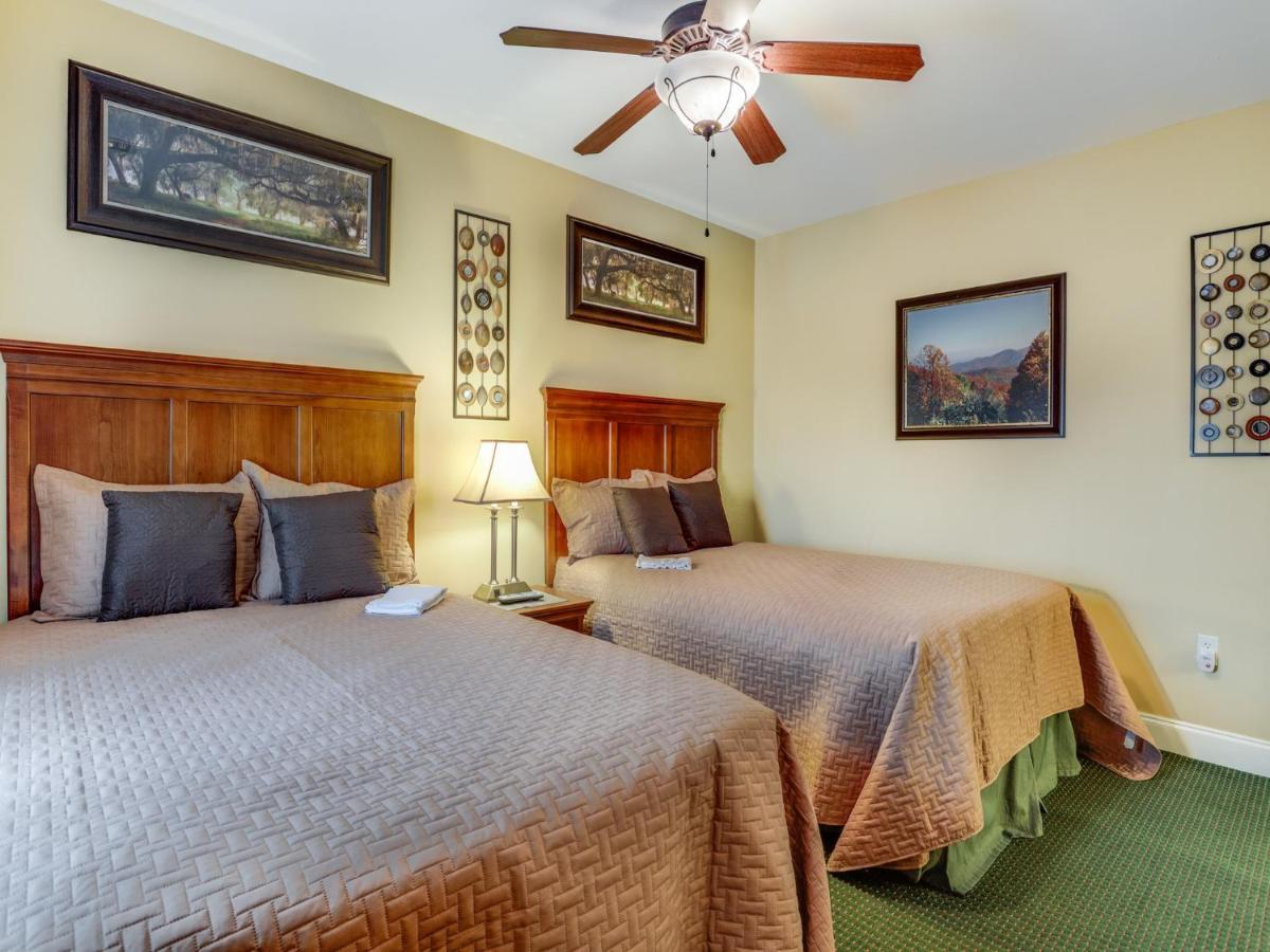 Downtown Delight, 2 Bedrooms, Pool, Hot Tub, Sleeps 6 Gatlinburg Exteriör bild